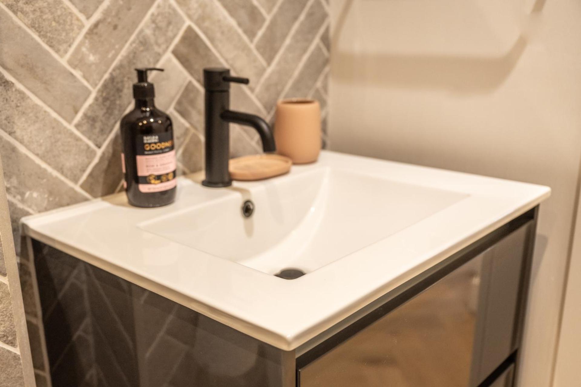 Modern, Stylish Newly Refurbished 2Nd Floor Apartment In Fitzrovia London Bagian luar foto